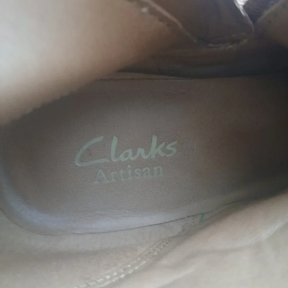 Clarks Artisan Ankle‎ Boots 9.5M Tan Leather Triple Buckle Side Zip Stacked Heel